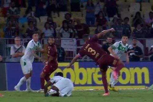 Thiago Silva móc bóng ghi bàn ở phút 98