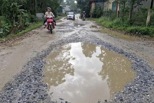 Hà Tĩnh: người dân 'khổ sở' khi đi lại trên đường ĐH 90