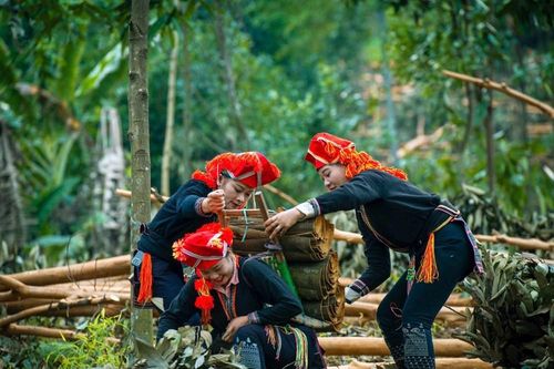 Trưng bày 56 tác phẩm văn học, nghệ thuật về văn hóa, con người Võ Lao