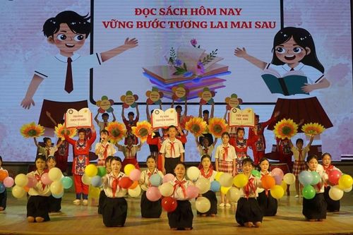 Học sinh Sơn La tự hào truyền thống, tiếp bước cha anh qua từng trang sách