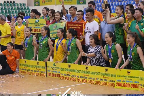 Đội bóng của Trần Thị Thanh Thúy nhận mưa tiền thưởng khi đánh bại CLB của Bích Tuyền để vô địch