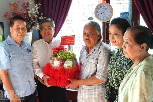 Đoàn lãnh đạo Thành phố Hồ Chí Minh thăm văn nghệ sĩ tiêu biểu