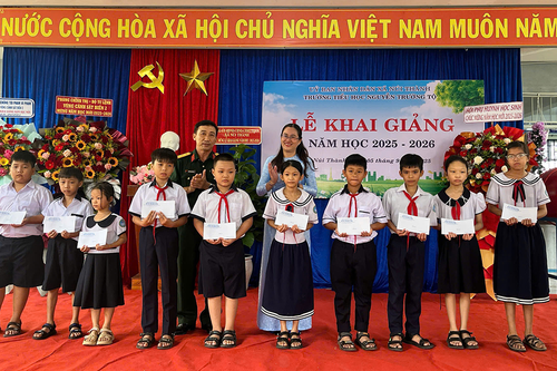 Chiếc cặp, quyển vở thắm tình quân dân