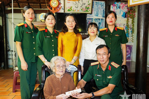 Phụ nữ lực lượng vũ trang TP Hồ Chí Minh hành trình về nguồn