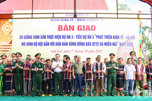 Đoàn Kinh tế - Quốc phòng 74 trao bò giống tặng người nghèo