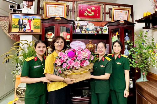 Hội Phụ nữ Cơ quan Tổng cục Công nghiệp Quốc phòng thăm, tặng quà Bà mẹ Việt Nam anh hùng