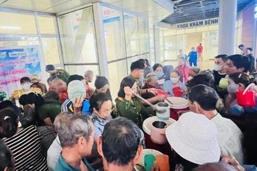 Ấm lòng chương trình 'Nồi cháo tình thương'