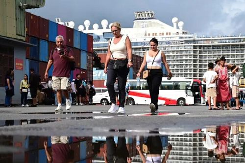Tàu Ovation of the Seas chở hơn 4.000 du khách cập cảng Chân Mây