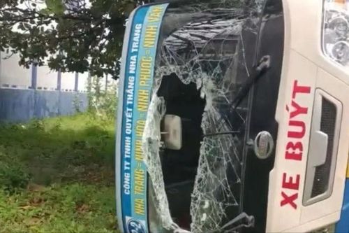 Khánh Hòa: Lật xe buýt, 6 người may mắn thoát nạn
