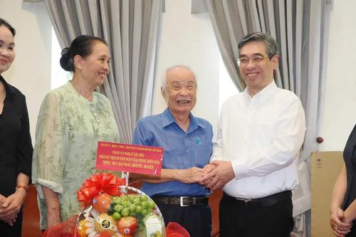 Lãnh đạo TPHCM thăm văn nghệ sĩ tiêu biểu