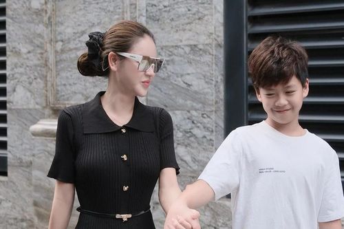 Lương Thu Trang làm mẹ đơn thân, con trai 11 tuổi ra dáng 'soái ca nhí'