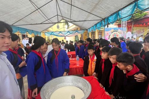 Mô hình trường dân tộc bán trú tiếp sức trò vùng cao đến trường
