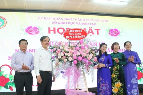 Ngành GD&ĐT TP Cần Thơ họp mặt nữ cán bộ quản lý nhân dịp 20/10