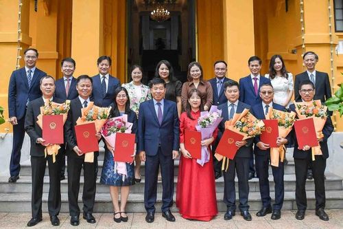 Lãnh đạo Bộ Ngoại giao trao quyết định điều động, bổ nhiệm cán bộ cấp Vụ