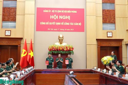 Đảng ủy, Bộ Tư lệnh BĐBP trao quyết định về công tác cán bộ