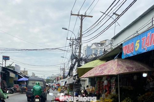 Những vỉa hè bị lấn chiếm ở TPHCM, 'đẩy' người đi bộ xuống lòng đường