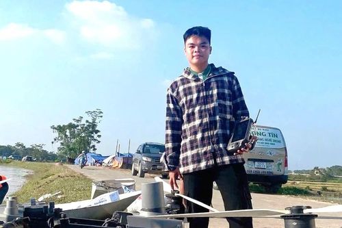 Chàng trai xứ Nghệ mang drone 400 triệu đồng chuyển hàng cứu trợ giúp bà con vùng tâm lũ