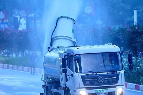 AI hỗ trợ dập bụi mịn, dọn rác thải trên đường phố Hà Nội