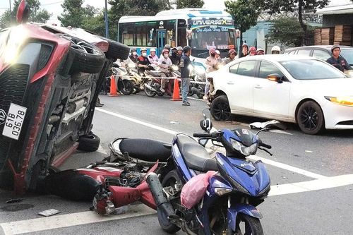 Tài xế đạp nhầm chân ga, ô tô tông loạn xạ nhiều phương tiện