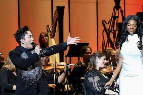 Tùng Dương xuất thần khi song ca tác phẩm kinh điển với ca sĩ thần tượng Mỹ 17 tuổi