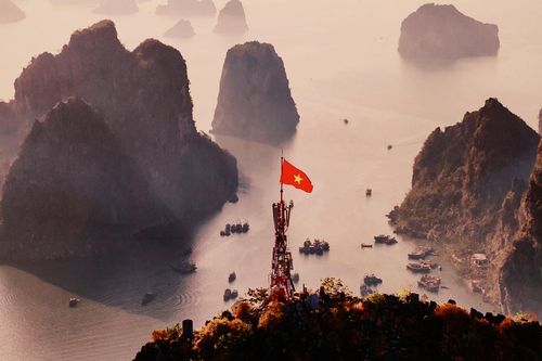 Ảnh 'Dưới bóng cờ Tổ quốc' giành giải Nhất thi ảnh Tổ quốc bên bờ sóng