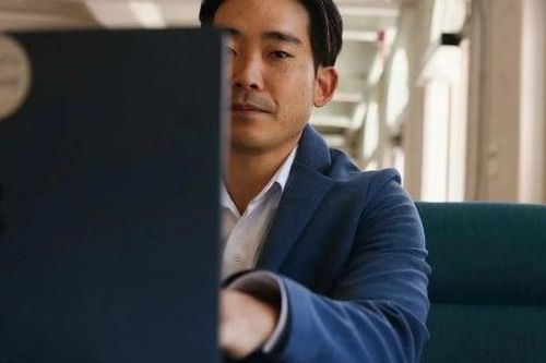 Triệu phú trẻ sở hữu 11 bất động sản nhưng vẫn thấy cô đơn