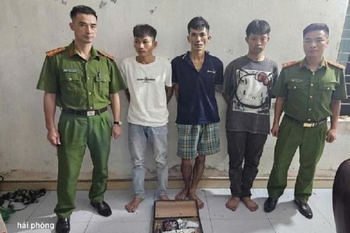 Bắt quả tang 3 đối tượng sử dụng trái phép chất ma túy trong phòng ngủ