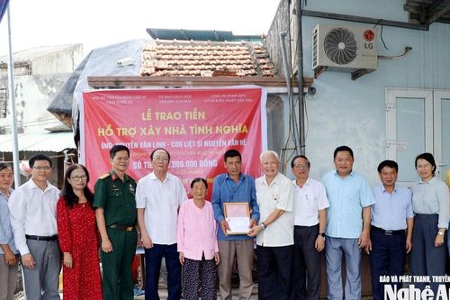 Trao 60 triệu đồng hỗ trợ xây dựng nhà tình nghĩa ở Tân Mai