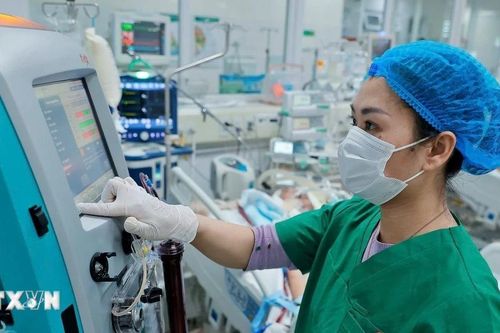 Bệnh viện Bệnh Nhiệt đới: Điều trị ca bệnh nhiễm trùng nặng sau mổ cột sống