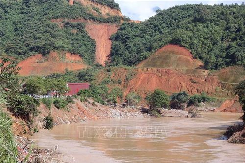 Sạt lở nghiêm trọng trên Quốc lộ 2 (Tuyên Quang)