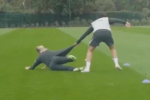 Sốc nặng: Diego Costa va chạm với huyền thoại nữ Chelsea trong buổi tập