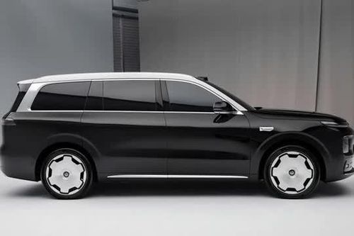 SUV hạng sang dài hơn 5,2 mét, công suất 724 mã lực, giá cực hấp dẫn