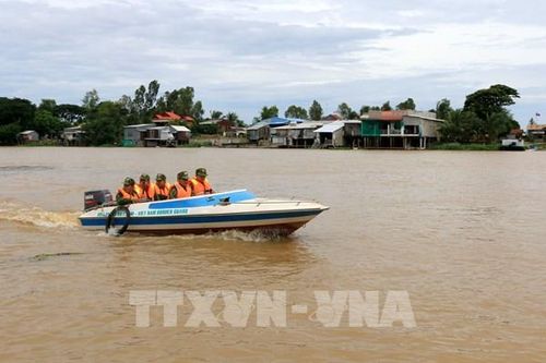 Căng mình chống buôn lậu giữa mùa lũ