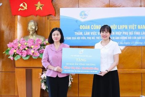 Chủ tịch Hội LHPN Việt Nam tặng quà phụ nữ, trẻ em bị ảnh hưởng bởi bão lũ tại Lào Cai