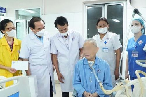 Lũ dâng, điện cắt, sóng mất, y, bác sĩ giành giật sự sống cho bệnh nhân giữa biển nước