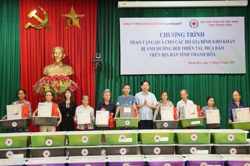 Nhiều phần quà thiết thực hỗ trợ người dân bị thiệt hại do mưa lũ ở xã Hoằng Tiến