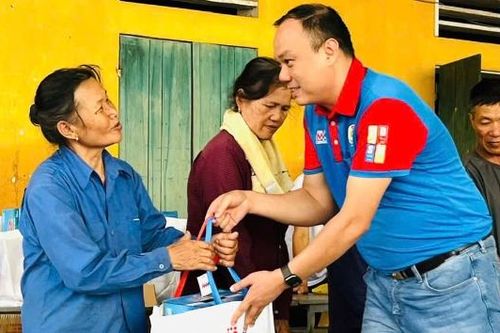 Doanh nghiệp đồng hành cùng người dân phường Đa Mai khắc phục hậu quả mưa lũ