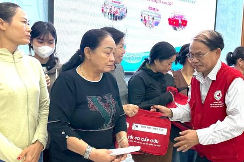 Trao 250 túi sơ cấp cứu cho ngư dân phường Hoài Nhơn Đông