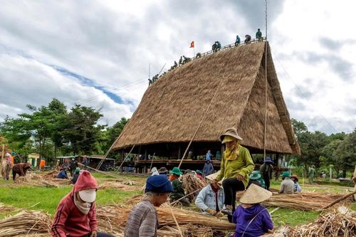 Làng Kon Băh dựng nhà rông mới sau vụ cháy