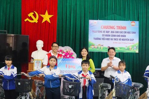 Tặng 15 suất quà cho học sinh khó khăn phường An Khê