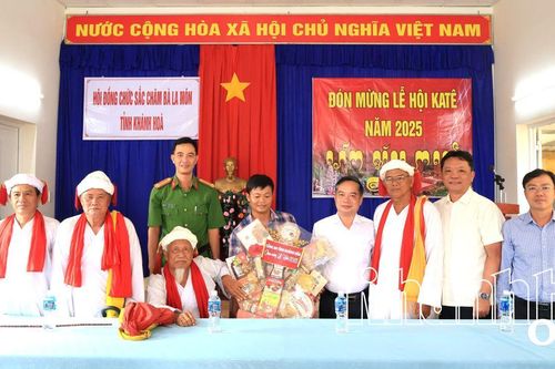 Lãnh đạo Công an tỉnh Khánh Hòa thăm, chúc mừng đồng bào Chăm nhân dịp Lễ hội Katê