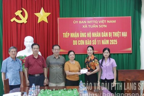 Tặng quà cho một số hộ dân tại các xã thuộc huyện Hữu Lũng (cũ)