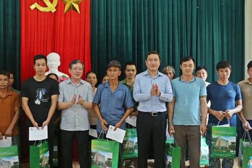 Lãnh đạo Trung ương hội Nông dân Việt Nam: Thăm tặng quà người dân bị ảnh hưởng bởi cơn bão số 11