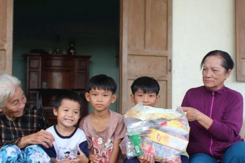 Vòng tay của 'mẹ đỡ đầu'