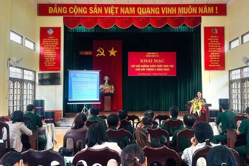 Bồi dưỡng kiến thức dân tộc tại xã biên giới Quảng Trực
