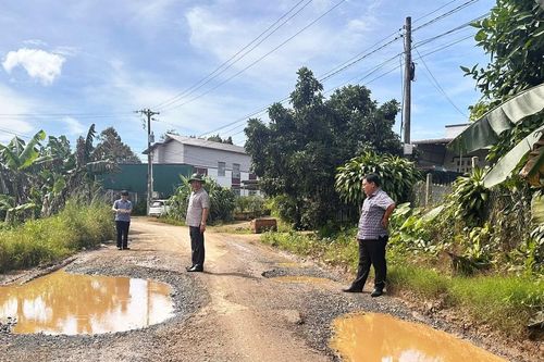 Kiểm tra tuyến đường xuống cấp sau phản ánh của báo chí