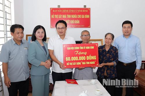 Ban Nội chính Tỉnh ủy trao tiền hỗ trợ xây nhà tình nghĩa tại xã Quang Hưng