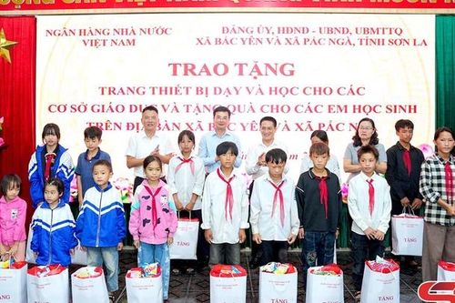 Ngân hàng Nhà nước Việt Nam tặng quà các trường học xã Bắc Yên và Pắc Ngà