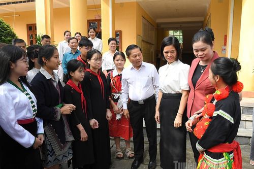 Bộ Giáo dục và Đào tạo trao hỗ trợ ngành Giáo dục tỉnh khắc phục thiệt hại do mưa lũ