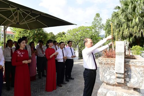 Văn phòng Tỉnh ủy dâng hương tại Đền thờ Chủ tịch Hồ Chí Minh